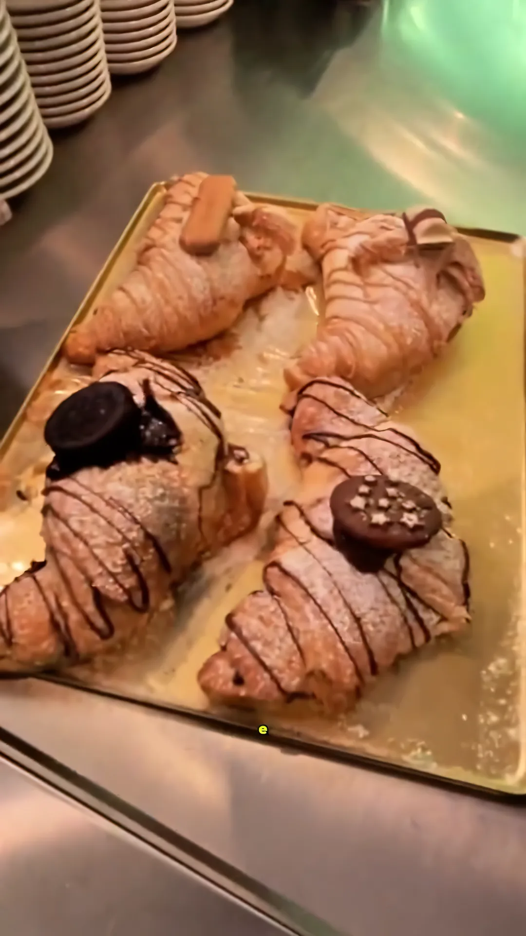 Cornetto farcito Oreo con biscotto sopra e strisce di cioccolato