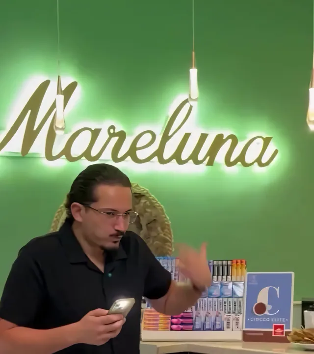 L'insegna luminosa Mareluna dentro il locale