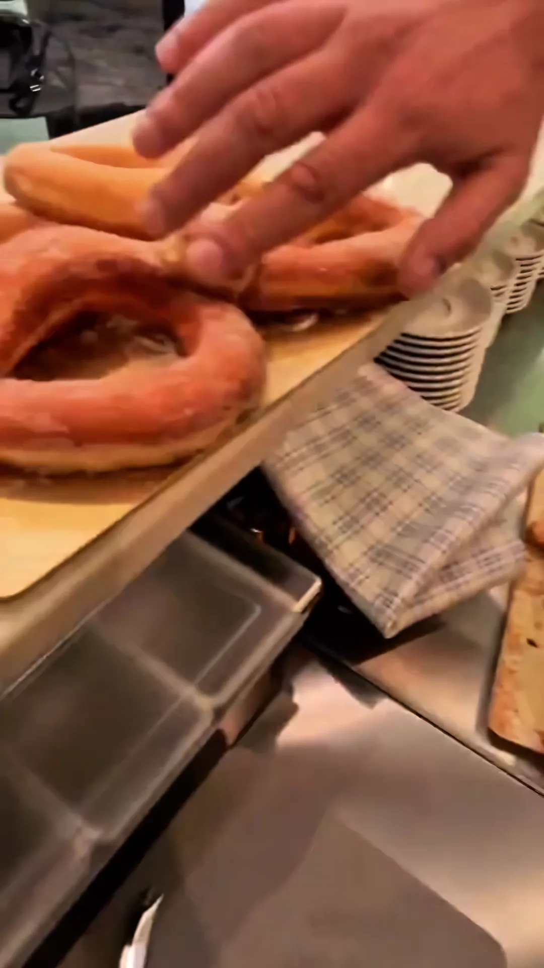 Una mano accanto alle zeppole maxi di Mareluna: sono grandi quanto il palmo